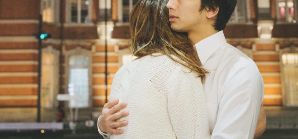 女か子供で迷う浮気夫、時を経て始まる妻の復讐