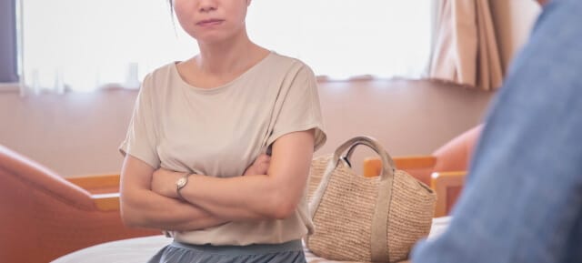 浮気したのに謝らない妻、逆ギレする心の内