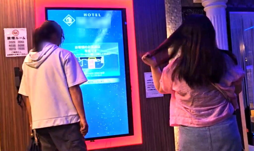 妻を悪者に仕立てる浮気夫――バレても会いに行く不倫の依存構造