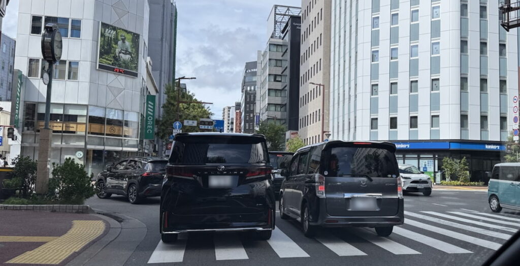 不倫相手の車で移動する浮気妻と追跡｜探偵事件簿-福岡
