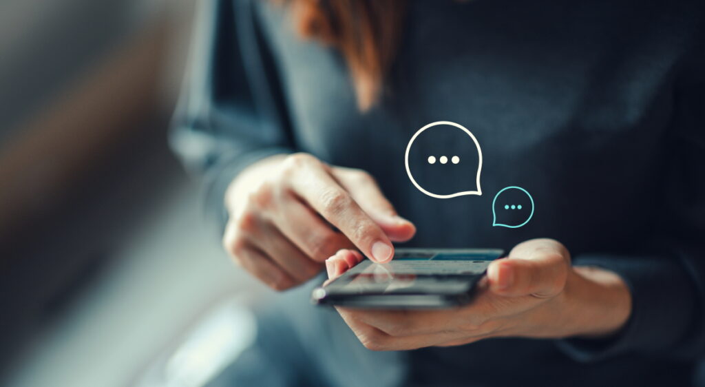 スマホでLINEする浮気妻｜探偵事件簿-福岡